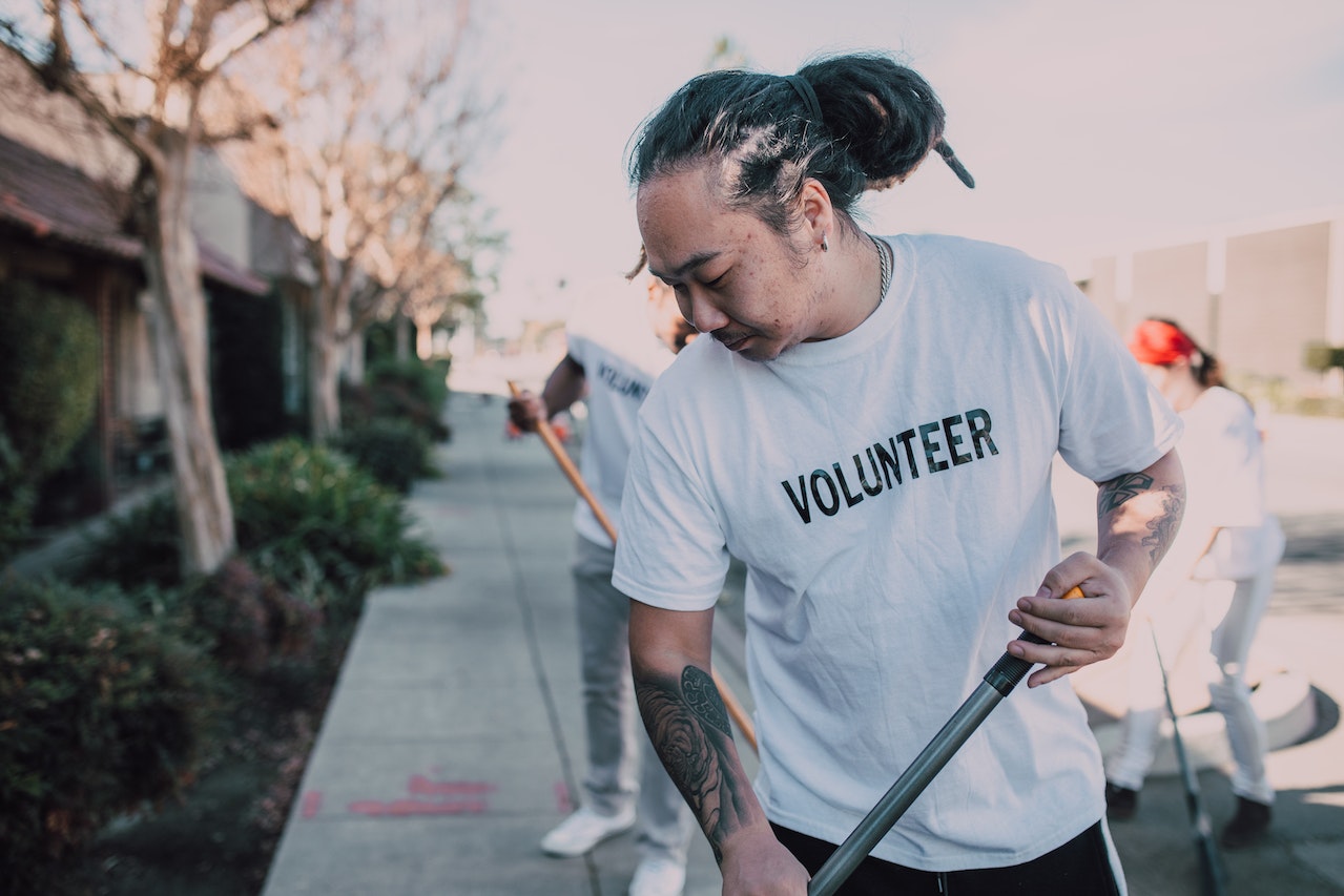 Menjadi volunteer memiliki banyak manfaat | pexels.com (RODNAE Productions)